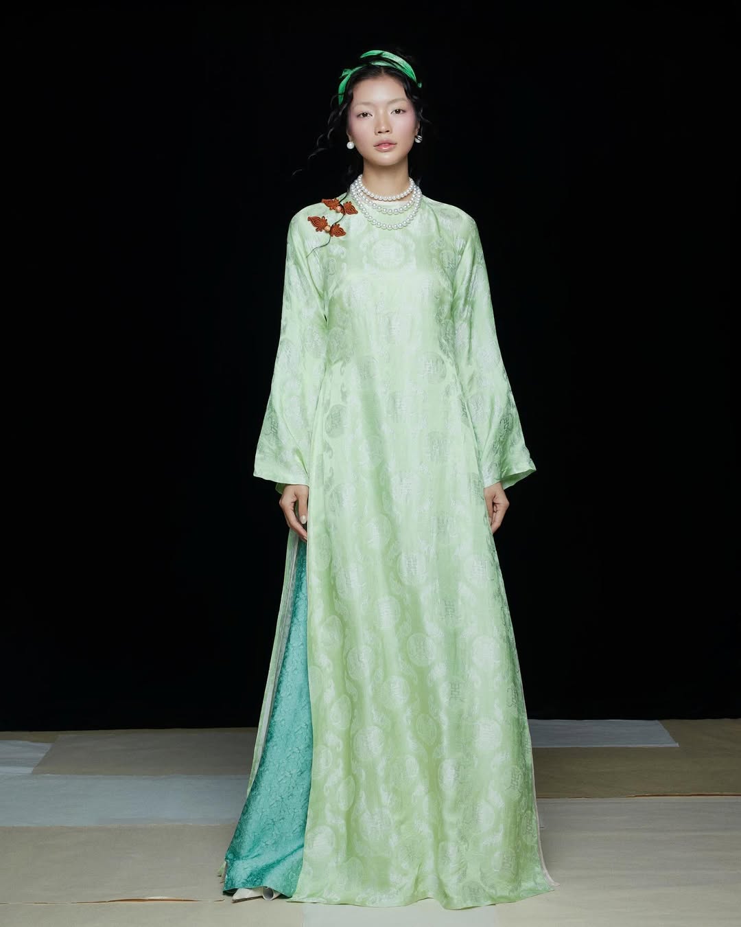 Áo dài xanh ngọc phối với quần màu gì để tôn dáng sáng da? 1 Mẫu áo dài xanh ngọc đẹp