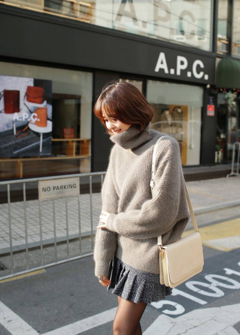 15+ cách phối áo cổ lọ nữ sành điệu hack dáng đỉnh cao 2 Phối áo cổ lọ với quần jean