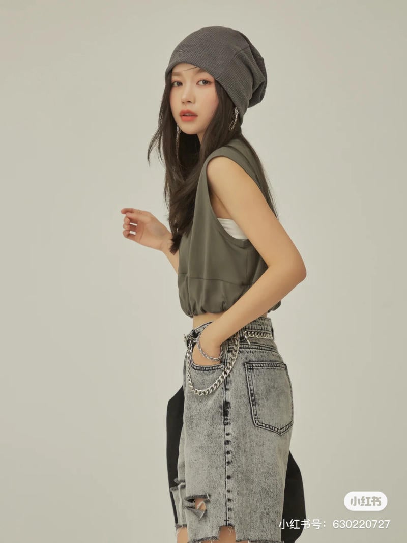 Bật Mí 15+ Cách Mix Áo Tank Top Nữ Hack Dáng & Sành Điệu 8 Mix áo tank top nữ phong cách Âu Mỹ