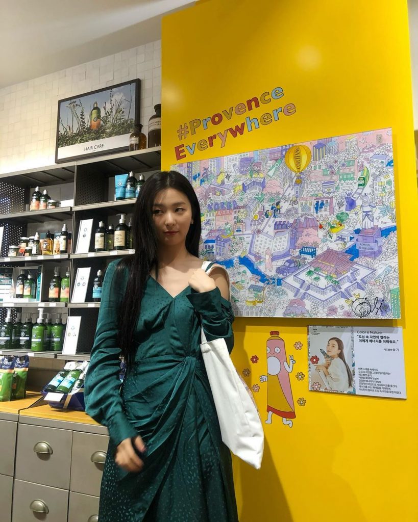 Phối đồ với váy màu xanh cổ vịt