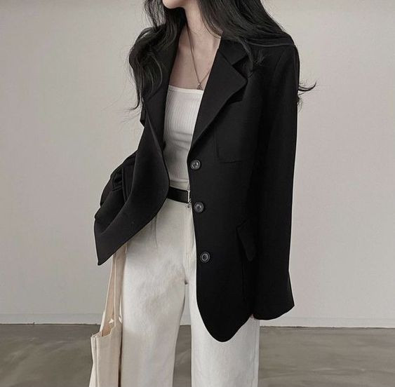 Phối đồ với áo blazer đen và quần short