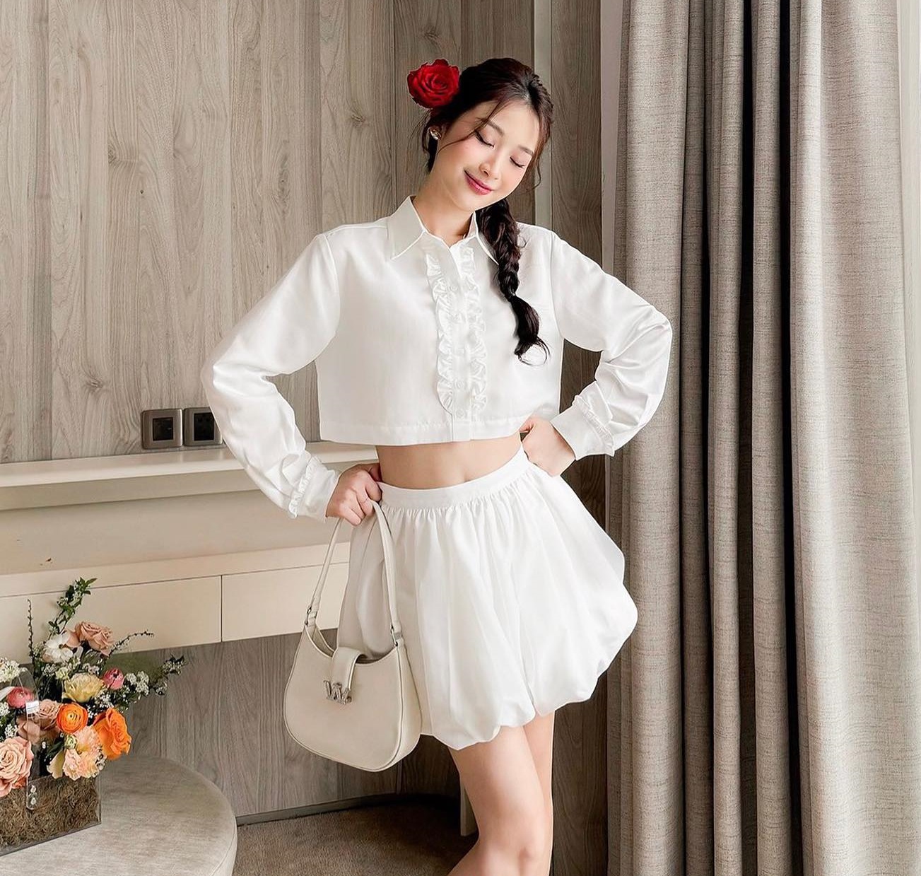 Phối đồ với chân váy xoè ngắn và áo croptop