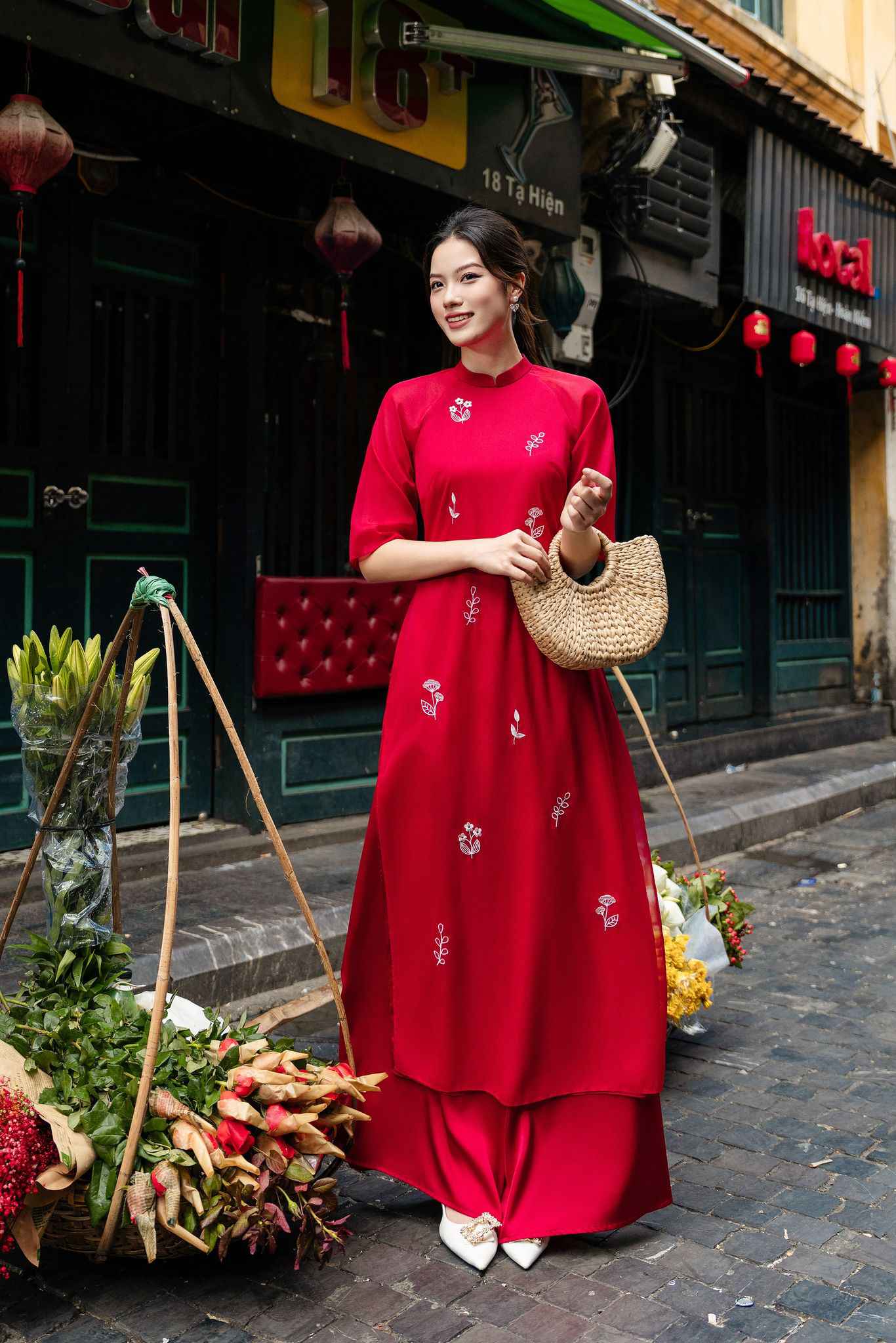 Phối áo dài cách tân đỏ với quần