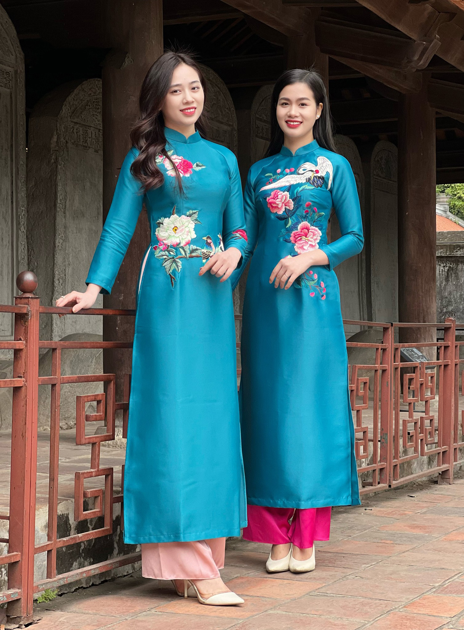 Áo dài xanh ngọc phối với quần màu gì để tôn dáng sáng da? 5 Áo dài cách tân xanh ngọc