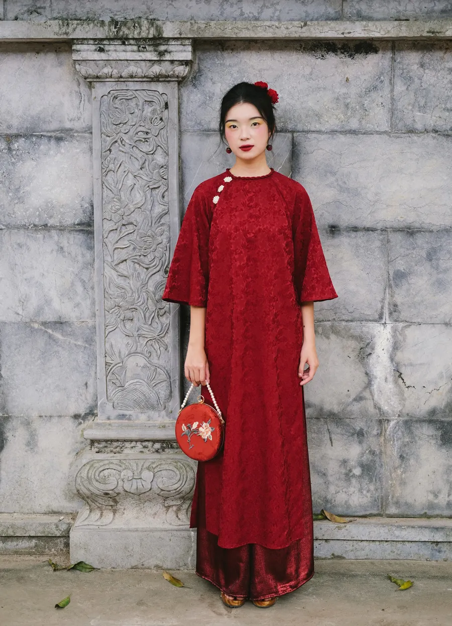 Áo dài đỏ mặc với quần màu vàng đồng