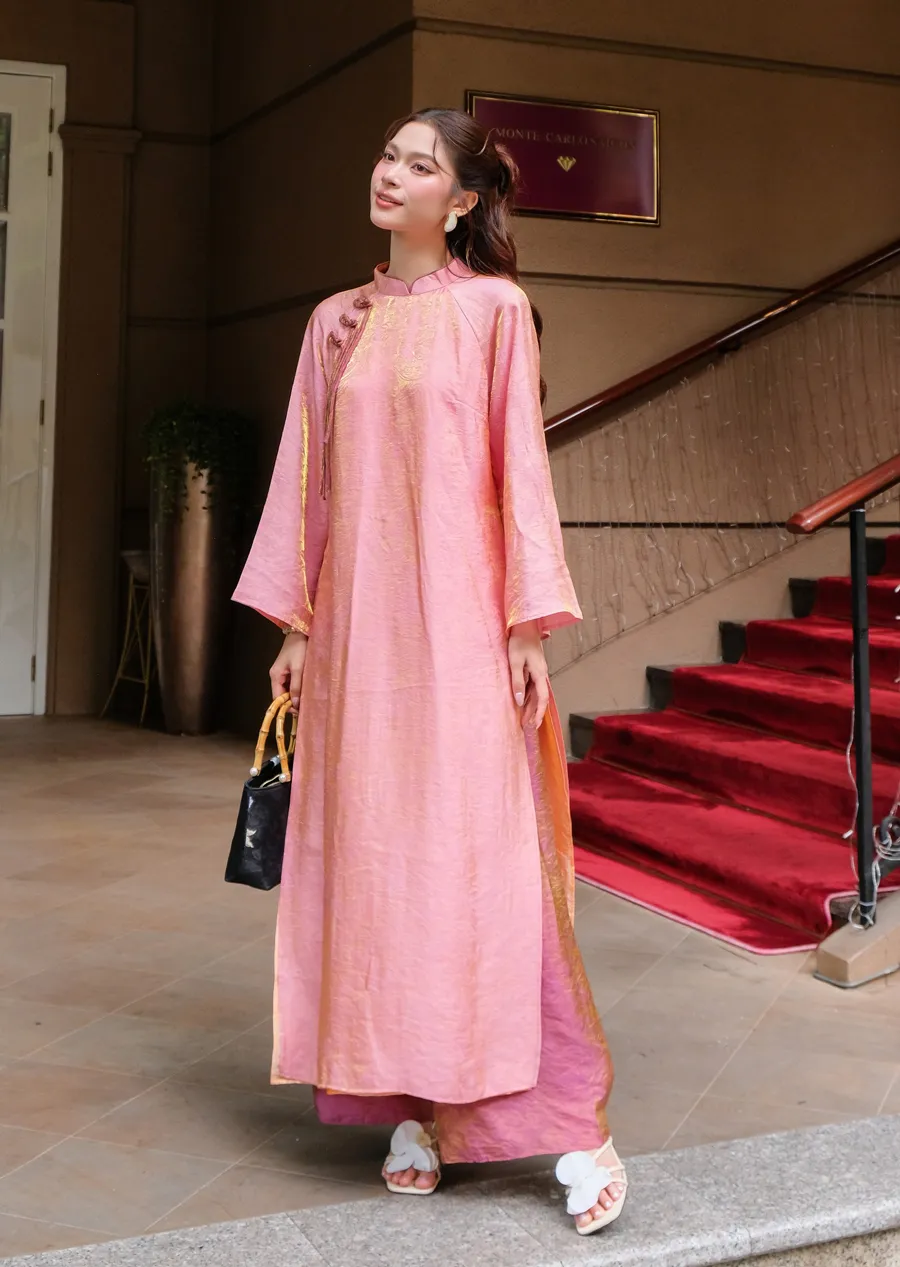 Áo Dài Hồng Mặc Quần Màu Gì? 10+ Gợi Ý Phối Đồ Sang Trọng 3 Áo dài hồng cánh sen mặc với quần đen