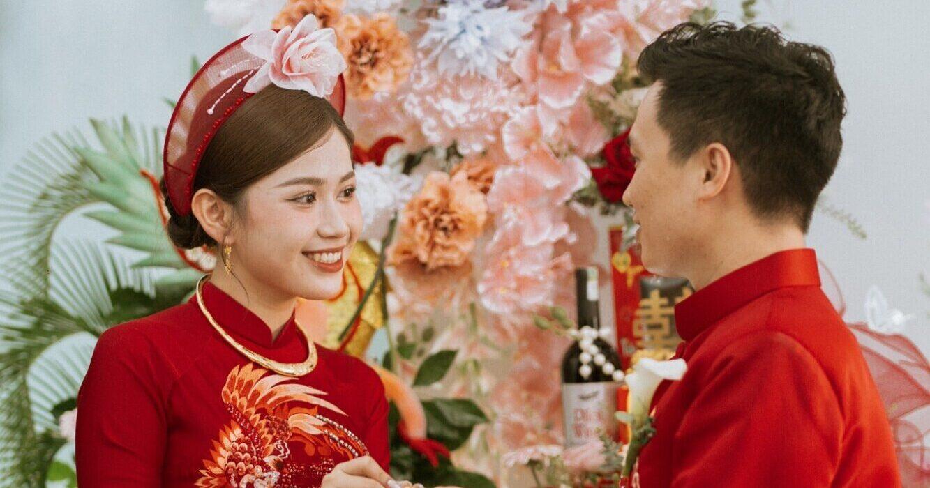 Da ngăm mặc áo dài màu gì? 10+ màu tôn da, sang trọng 1 Áo dài màu đỏ tôn da ngăm