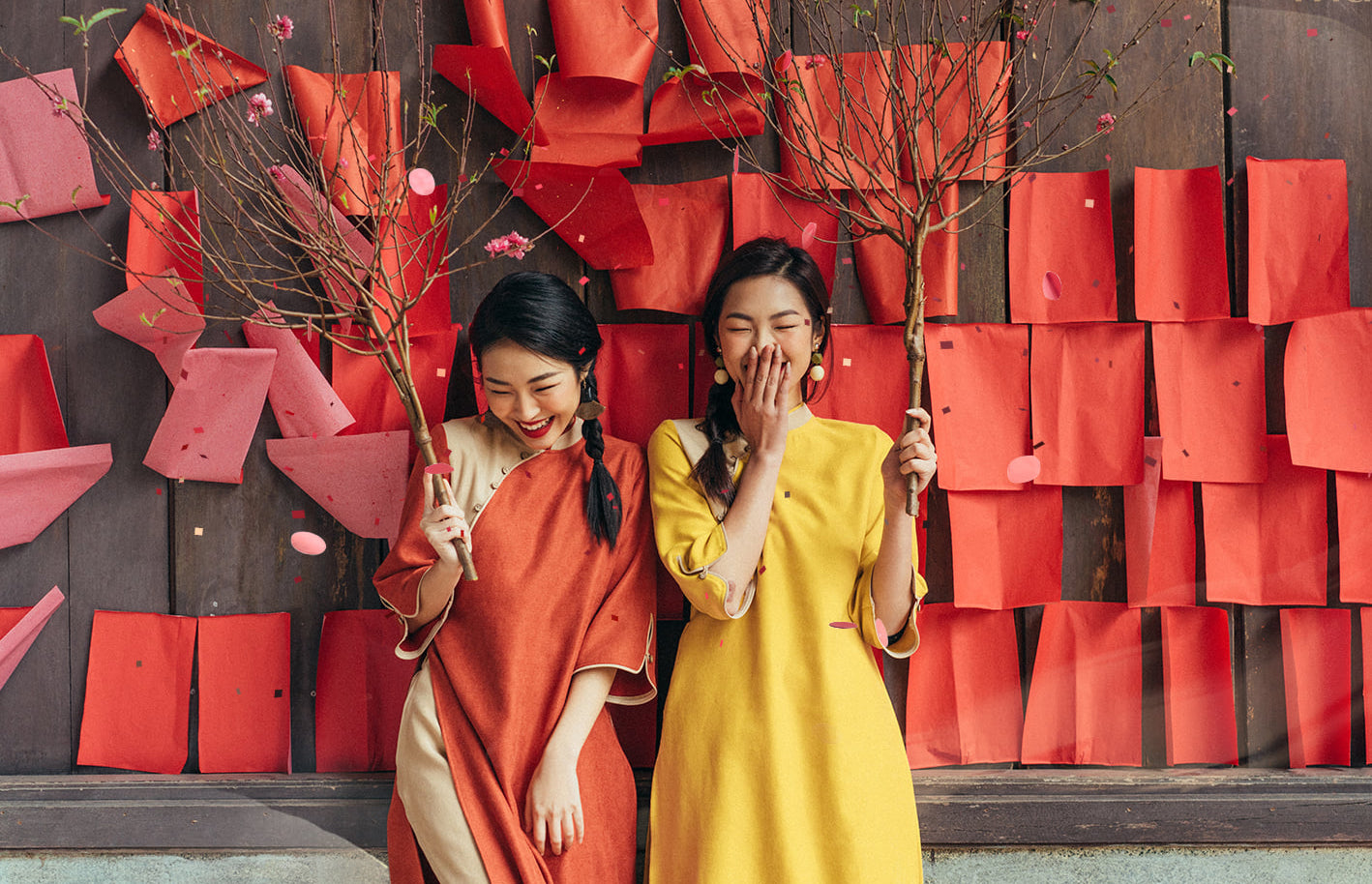 Mùng 1 Tết Mặc Màu Gì? 5+ Màu Sắc May Mắn Hút Tài Lộc 2 Trang phục màu đỏ ngày Tết