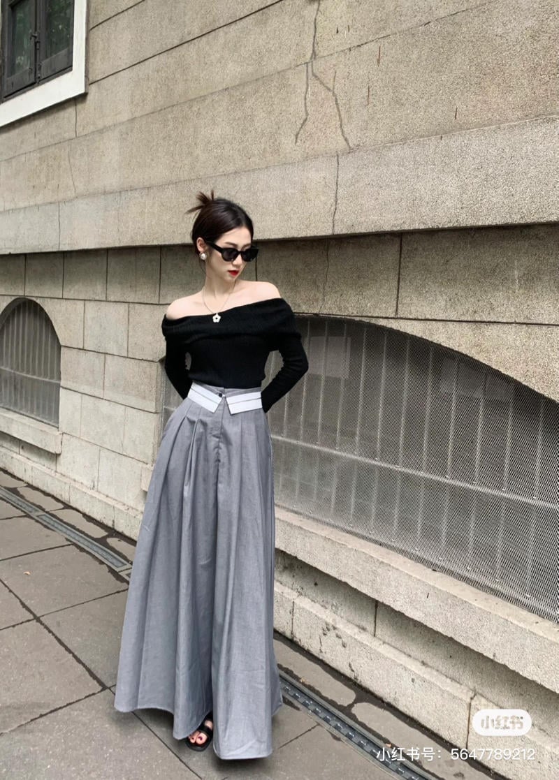 Áo trễ vai mặc với chân váy ngắn