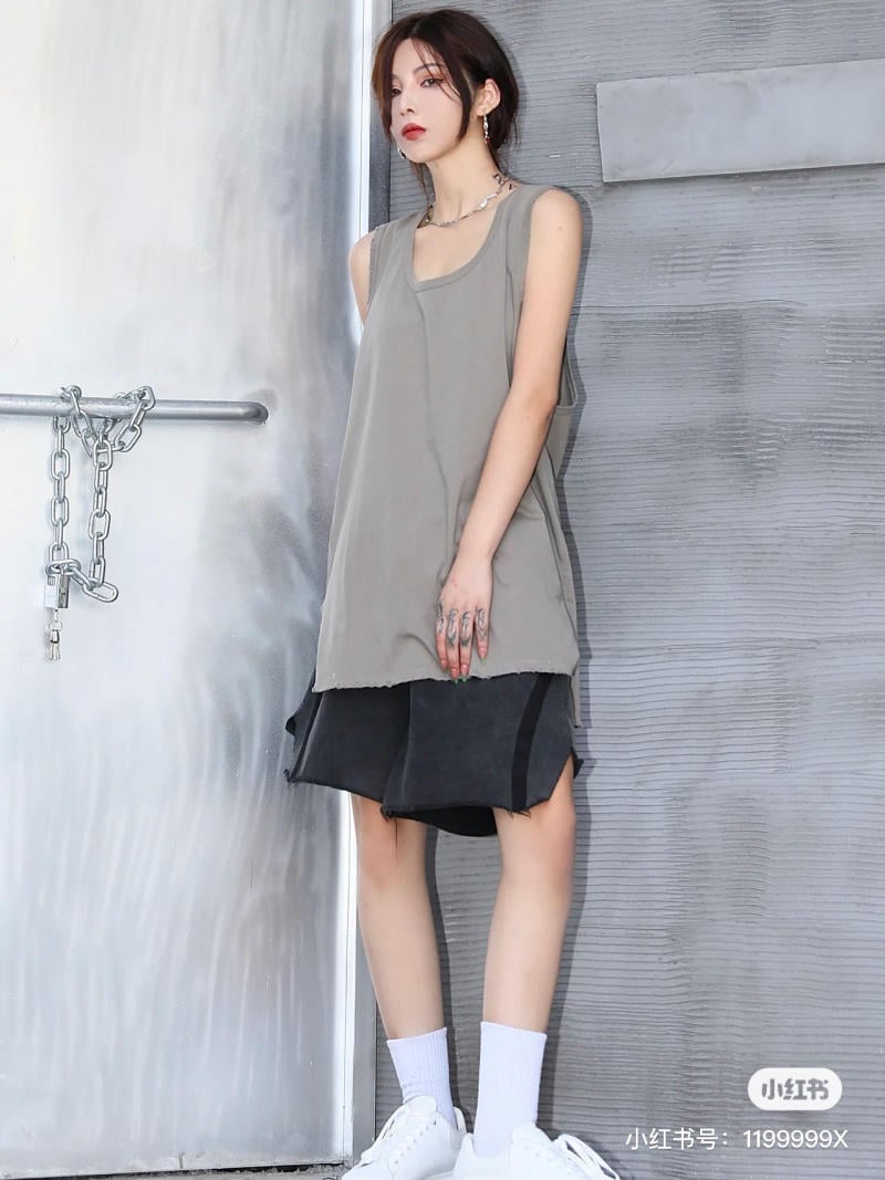 Bật Mí 15+ Cách Mix Áo Tank Top Nữ Hack Dáng & Sành Điệu 4 Cách phối áo tanktop nữ cá tính