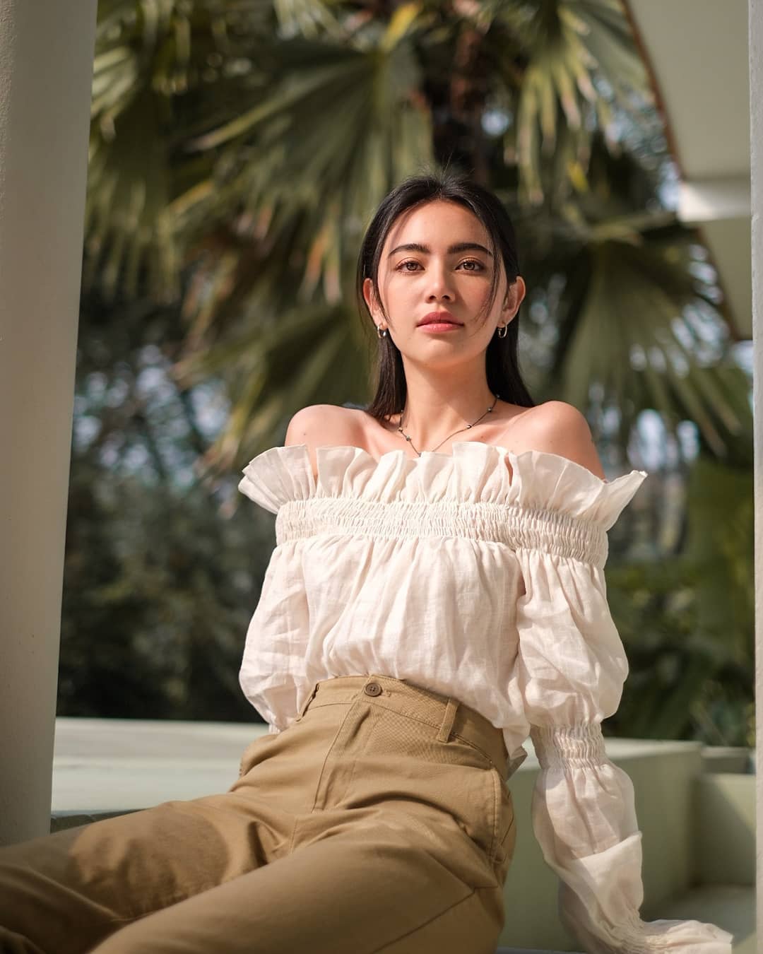 10+ Cách Phối Đồ Với Áo Trễ Vai Tay Dài Sang Chảnh 1 Phối đồ với áo trễ vai tay dài và quần jeans