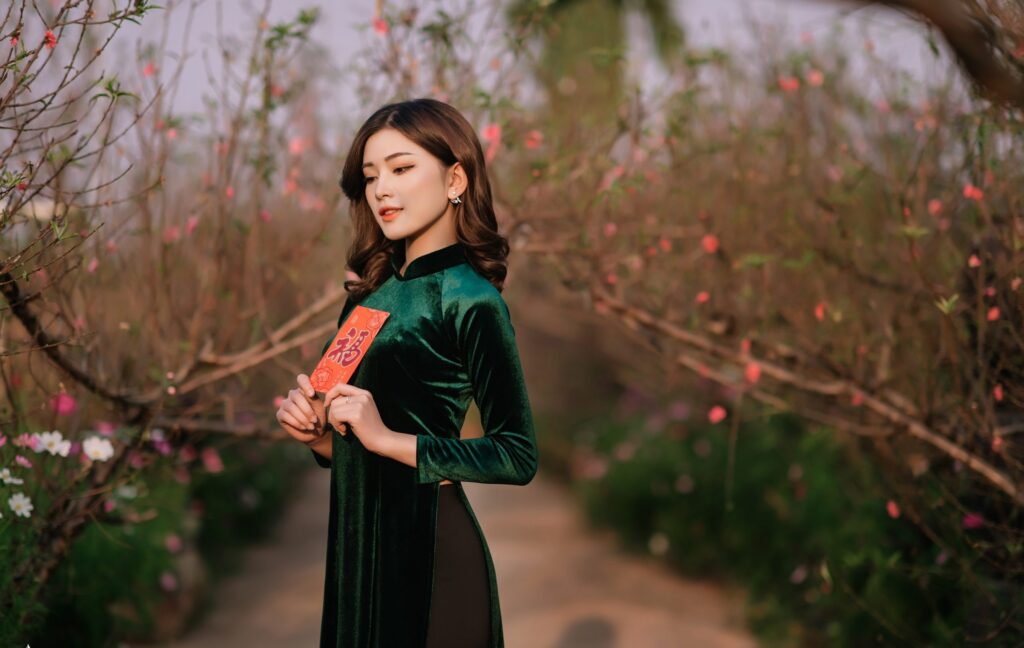 50+ cách tạo dáng chụp ảnh áo dài Tết đẹp hút hồn 10 Chụp ảnh với bao lì xì ngày Tết