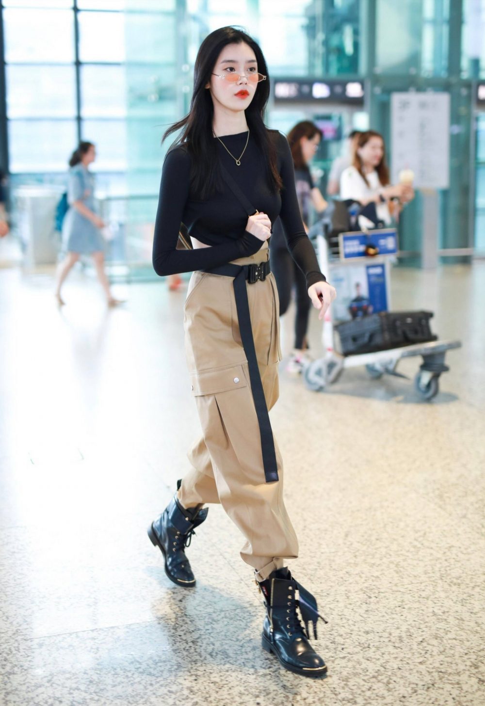 Phối đồ với áo hoodie nữ hack dáng