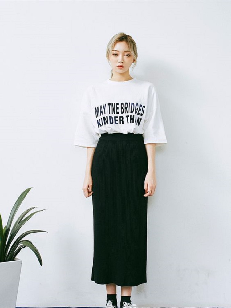 Chân váy len mặc với áo gì