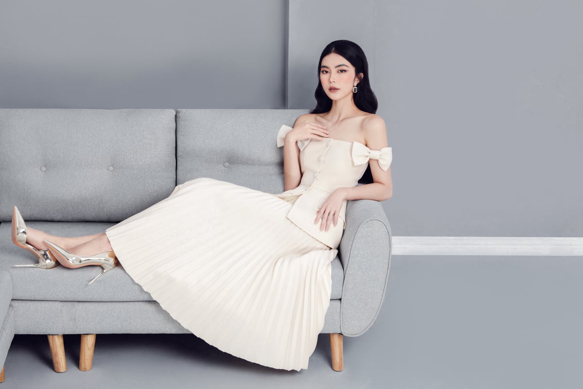 Phối đồ với chân váy xếp ly dài và croptop