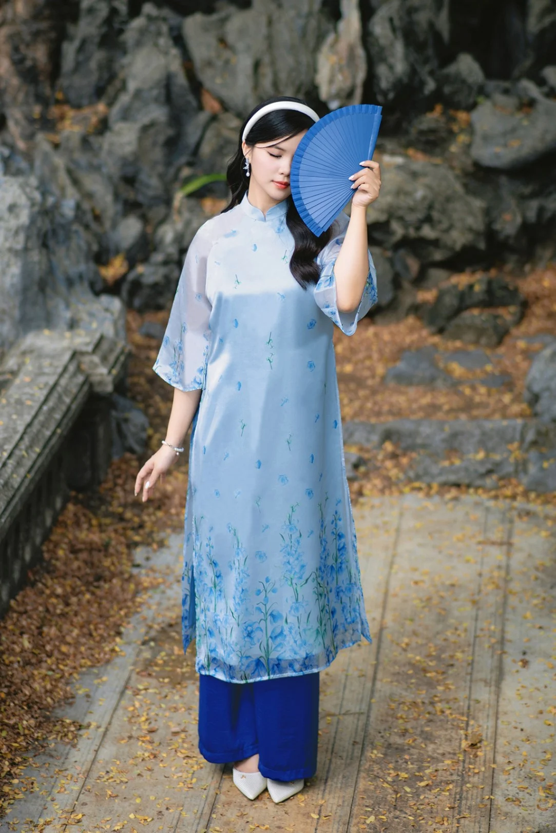 50+ cách tạo dáng chụp ảnh áo dài Tết đẹp hút hồn 3 Tạo dáng với quạt khi mặc áo dài tết