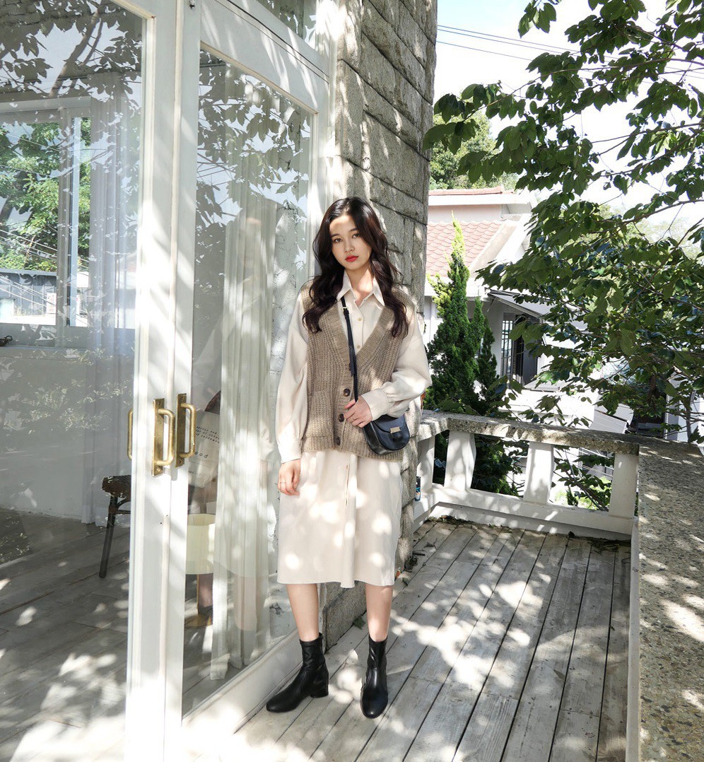 Phối áo len gile với chân váy dài