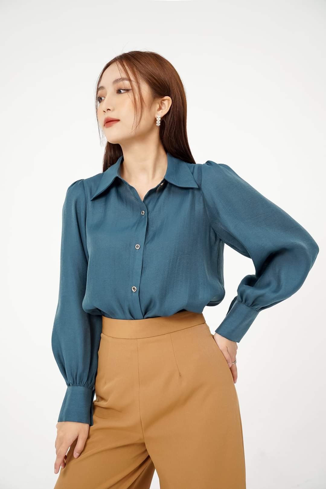 Cách phối đồ màu xanh cổ vịt công sở