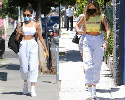 Phối đồ với quần jean trắng và áo croptop