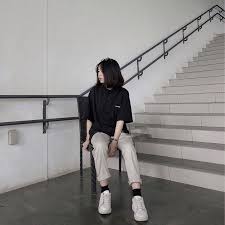 Phối đồ với áo polo nữ form rộng thanh lịch