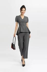 Quần Màu Ghi Xám Phối Với Áo Màu Gì Để Luôn Sành Điệu? 3 quần ghi xám phối áo đen