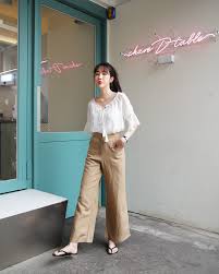 Phối đồ tone sur tone với màu kem