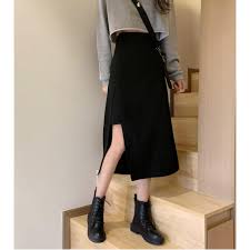 Phối đồ với áo hoodie nữ và chân váy da