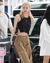 Phối đồ với quần túi hộp nữ streetwear