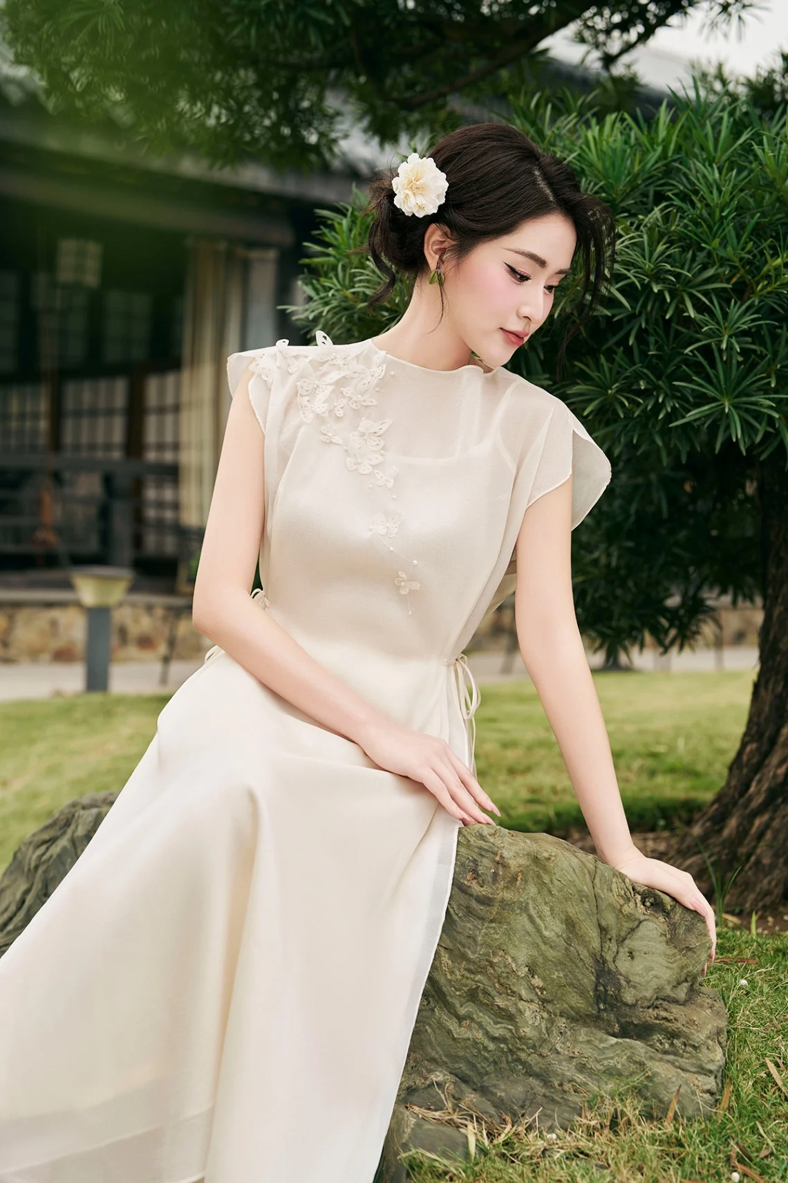 50+ cách tạo dáng chụp ảnh áo dài Tết đẹp hút hồn 6 Tạo dáng ngồi chụp ảnh áo dài tết