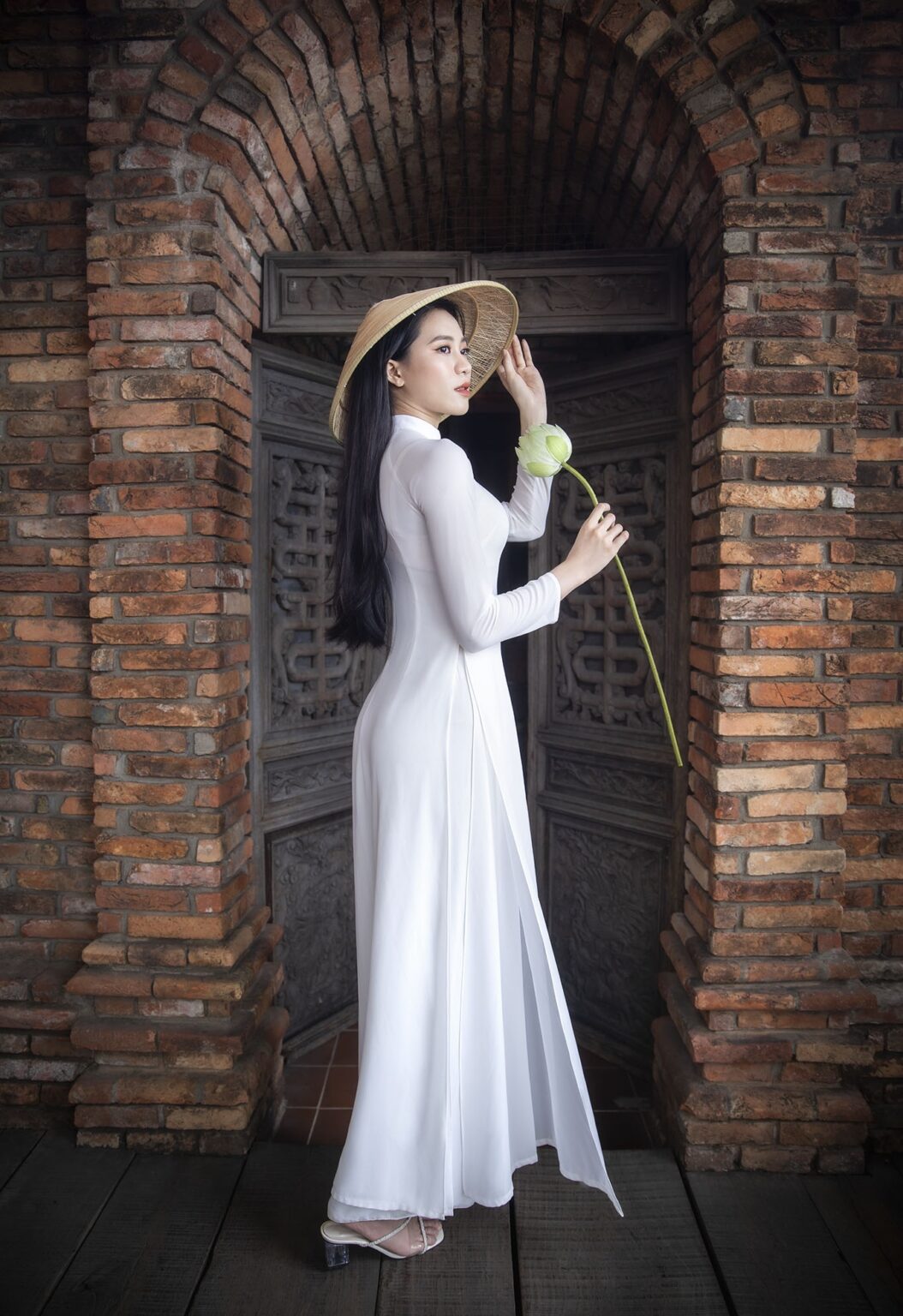 50+ cách tạo dáng chụp ảnh áo dài Tết đẹp hút hồn 8 Cách tạo dáng chụp ảnh áo dài tết đẹp