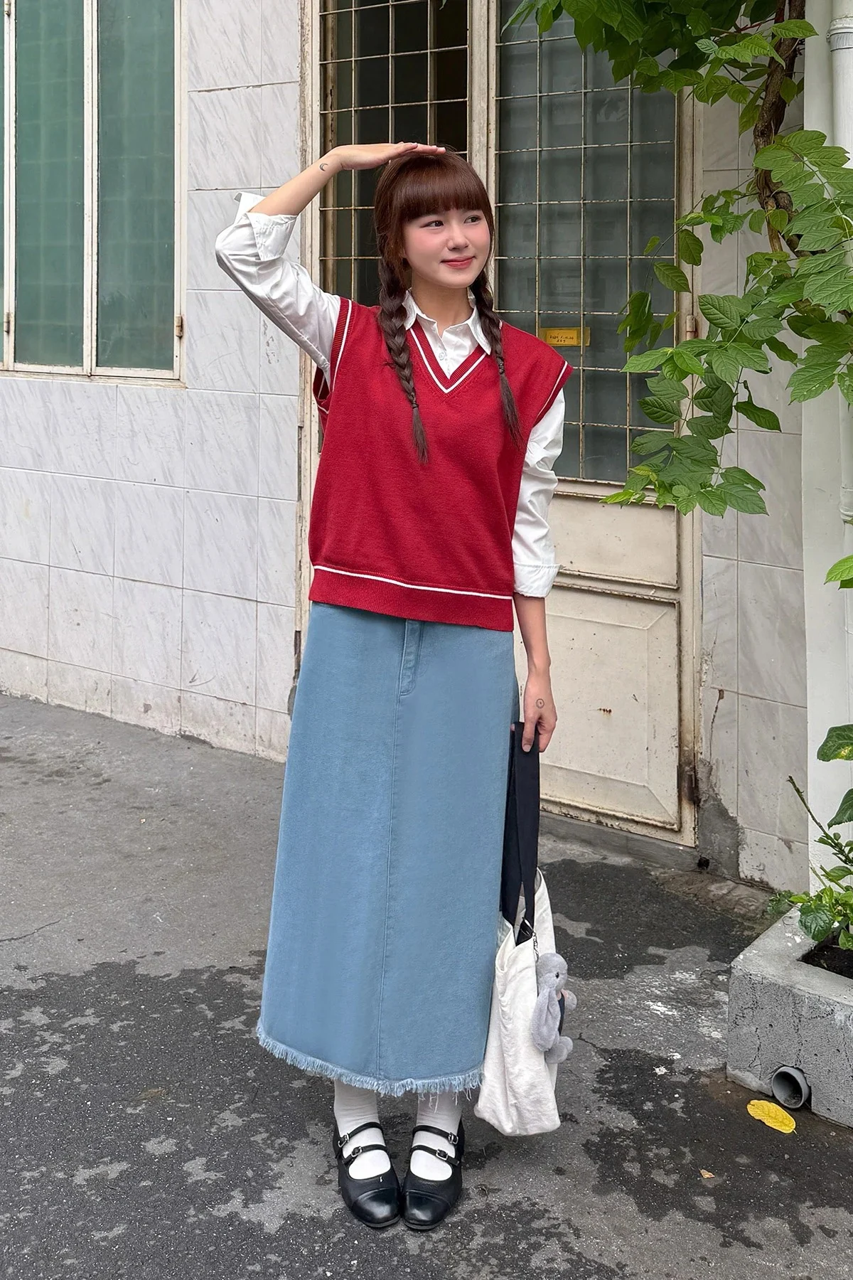 Cách phối áo gile vest với áo thun