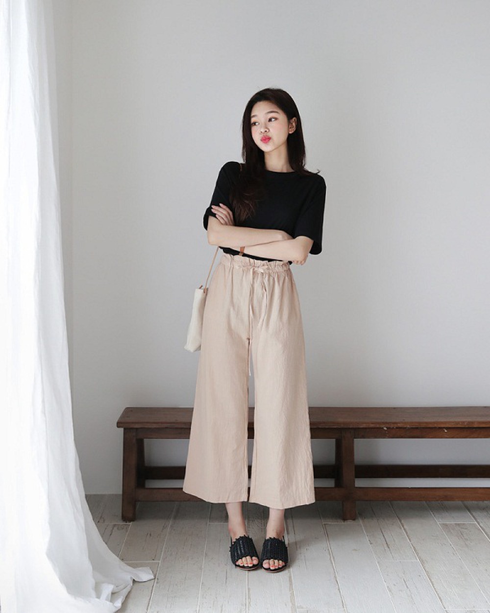 Mặc quần ống rộng nên đi giày gì