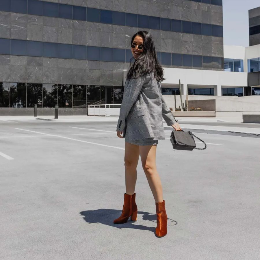 Phối đồ với áo hoodie nữ và boot