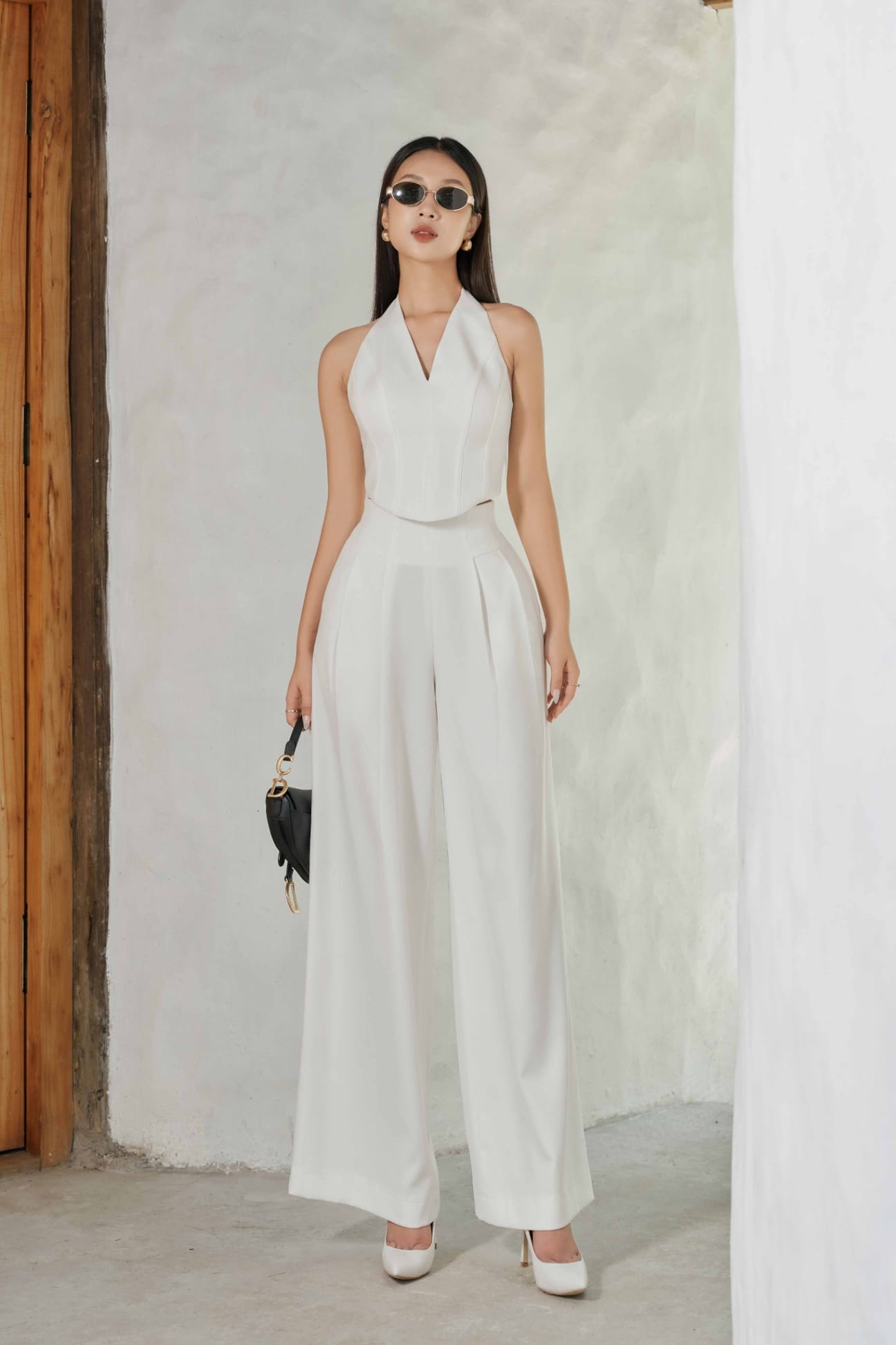 Phối đồ với giày boot nữ cổ cao và quần trắng