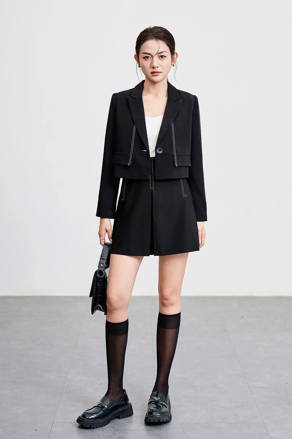 Phối đồ với chân váy xoè và áo thun basic