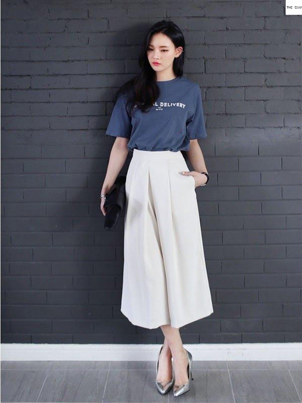 Phối đồ với boot cổ cao và chân váy ngắn