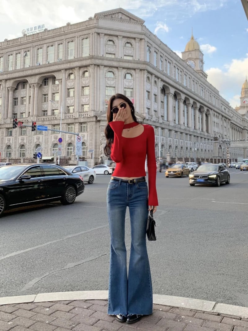 Quần loe mặc với áo gì