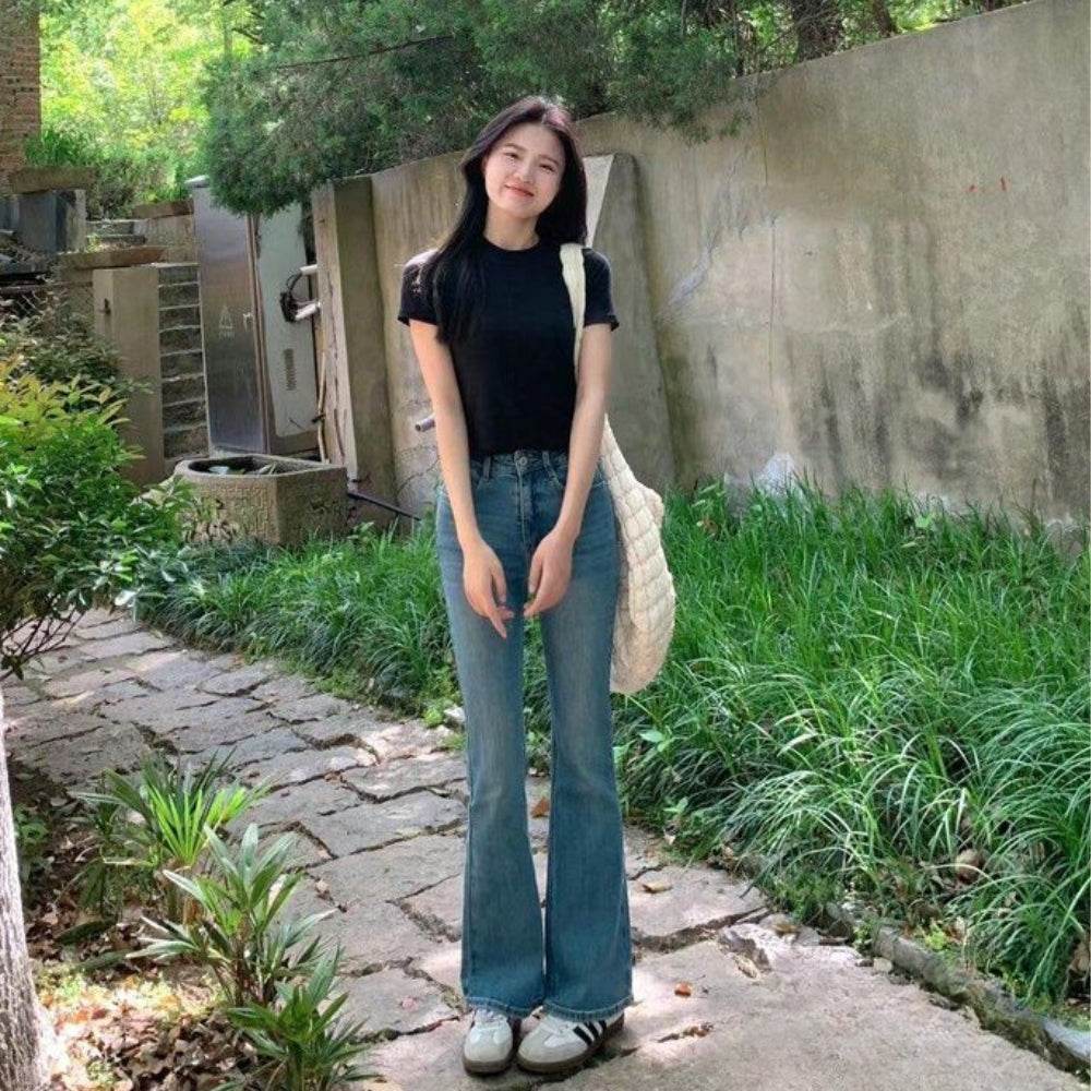 Quần ống loe mặc với áo croptop