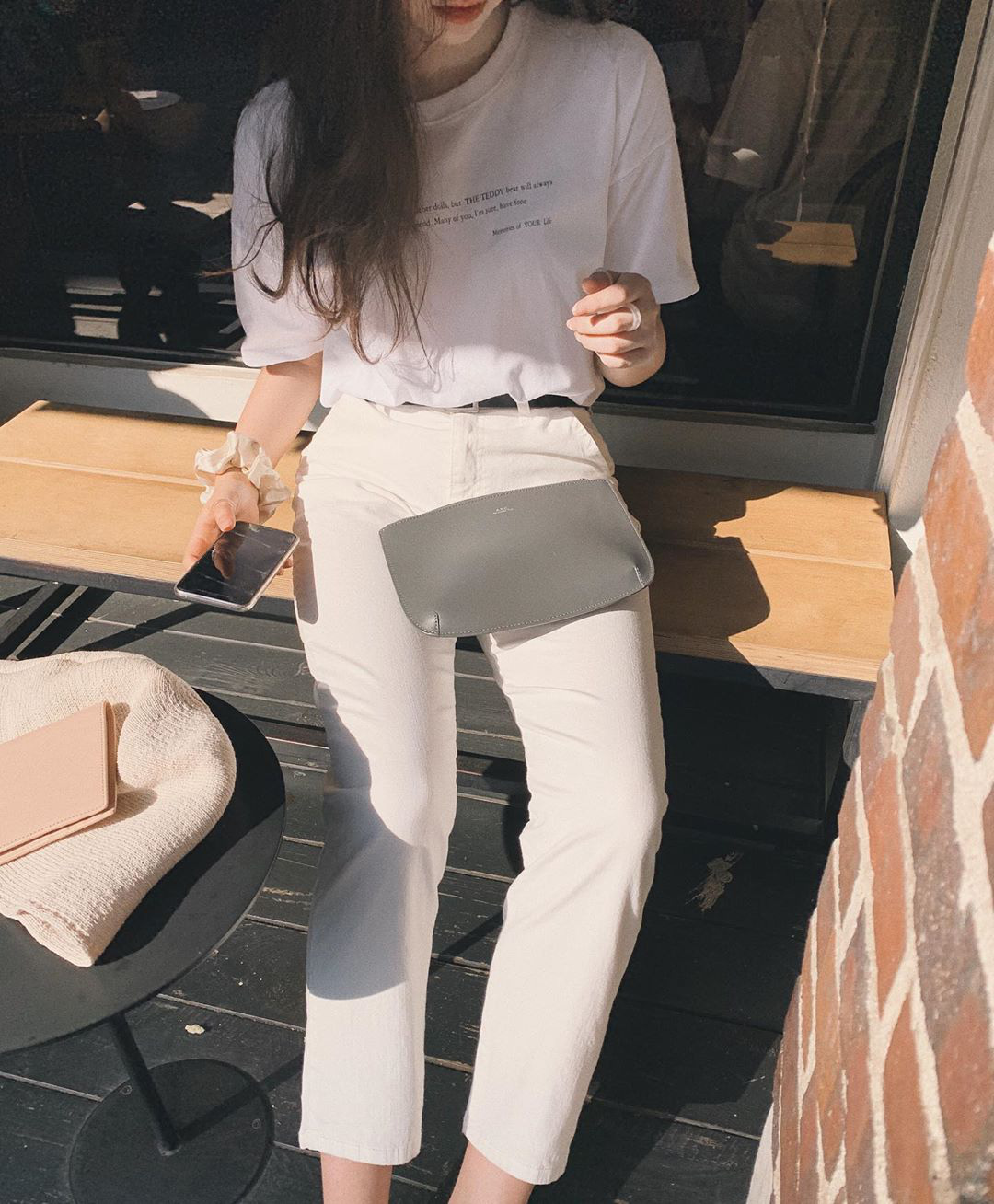 Phối đồ với quần jean trắng nữ mùa đông