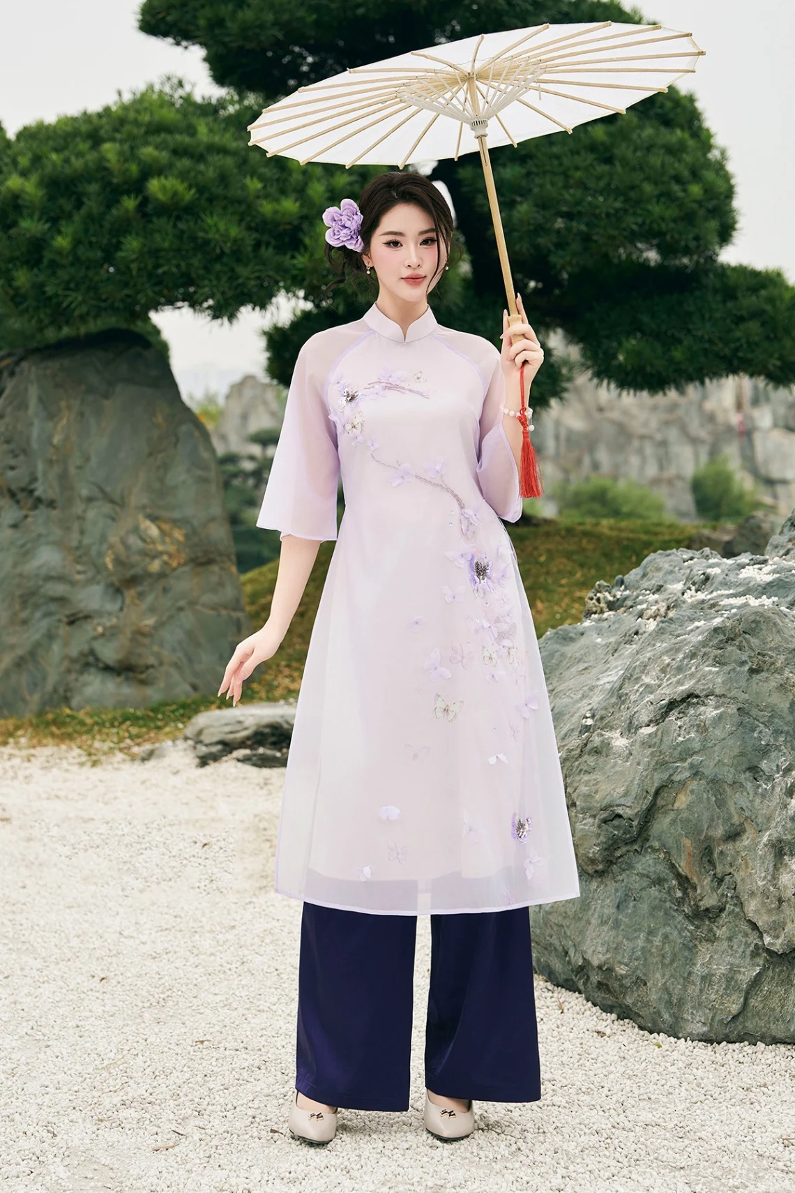 50+ cách tạo dáng chụp ảnh áo dài Tết đẹp hút hồn 11 Tạo dáng chụp ảnh áo dài tết với phụ kiện