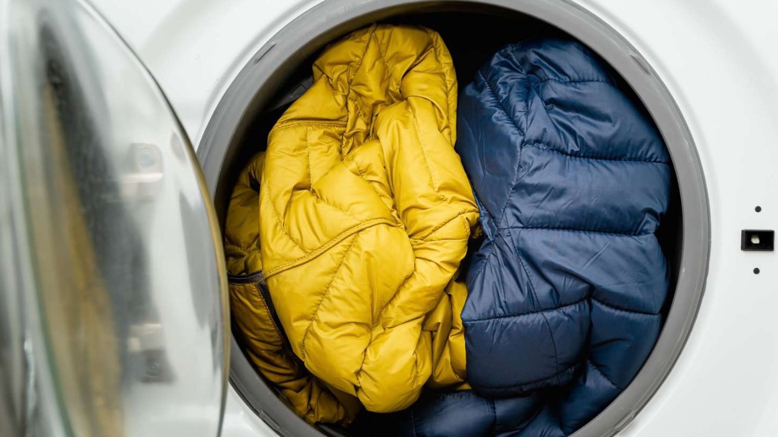 7 Cách Khắc Phục Áo Lông Vũ Bị Ra Lông Hiệu Quả Tại Nhà 4 Mẹo giặt áo lông vũ bằng máy giặt