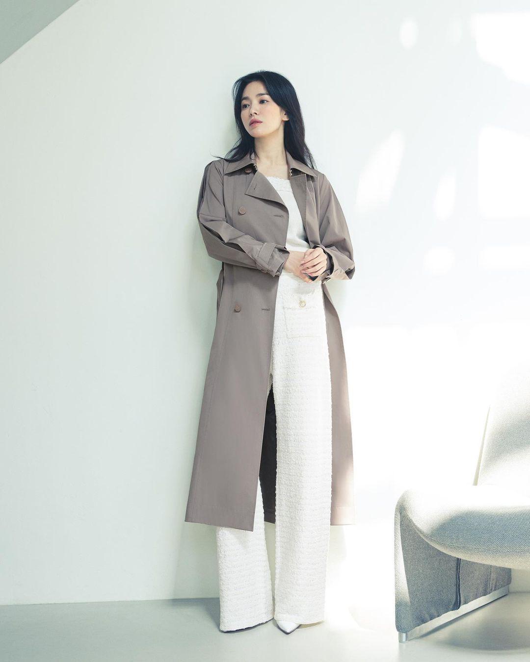 Phối đồ với áo măng to nữ dài theo phong cách Hàn Quốc