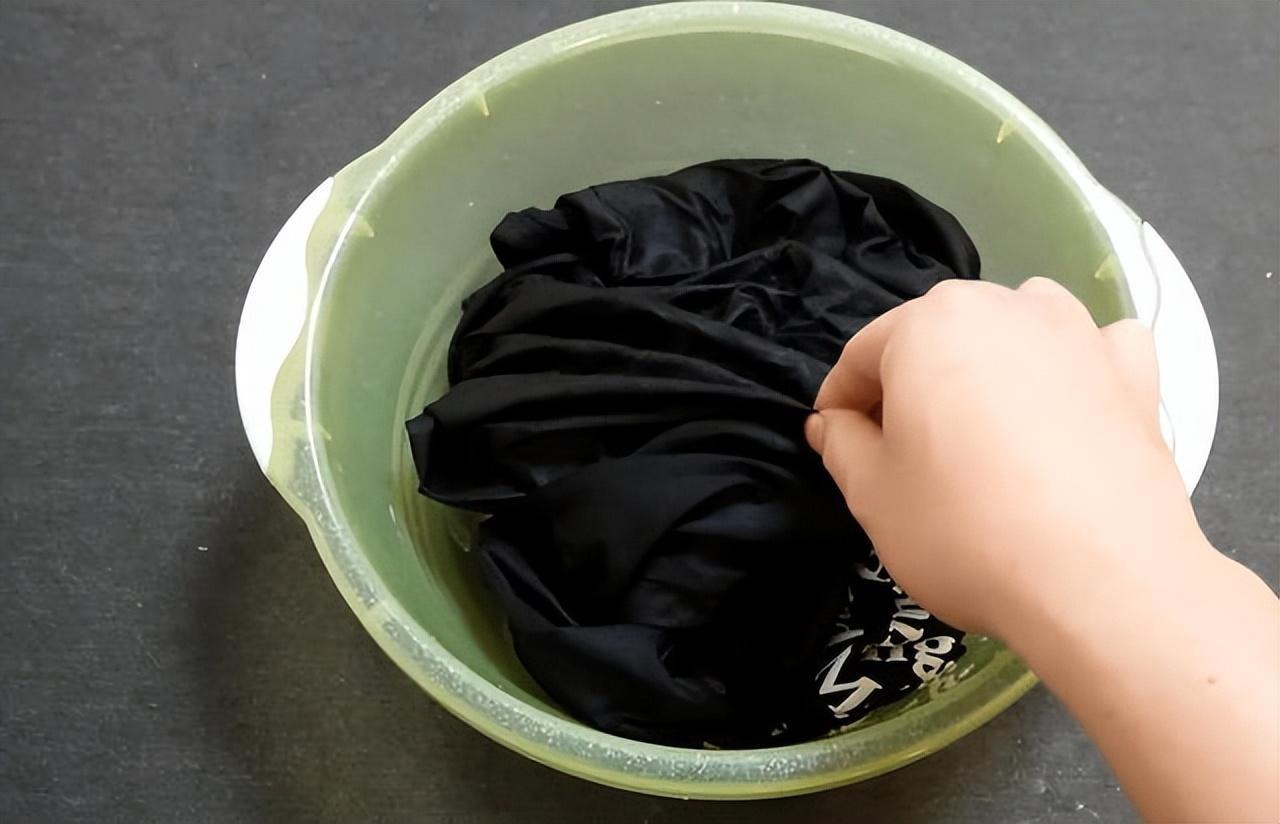 đọc kỹ nhãn mác quần áo