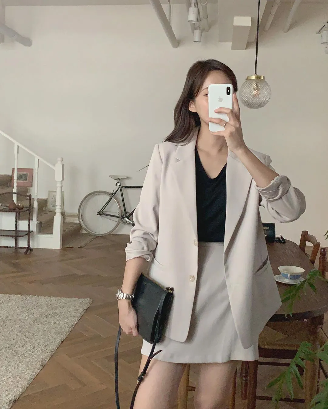 Phối blazer với chân váy dài xếp ly