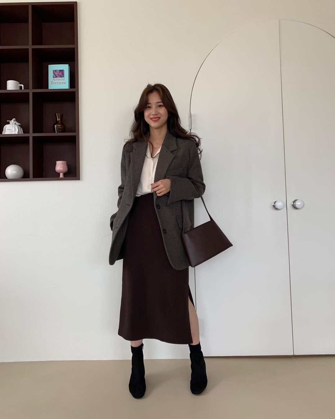 Mix blazer với váy hai dây lụa thanh lịch