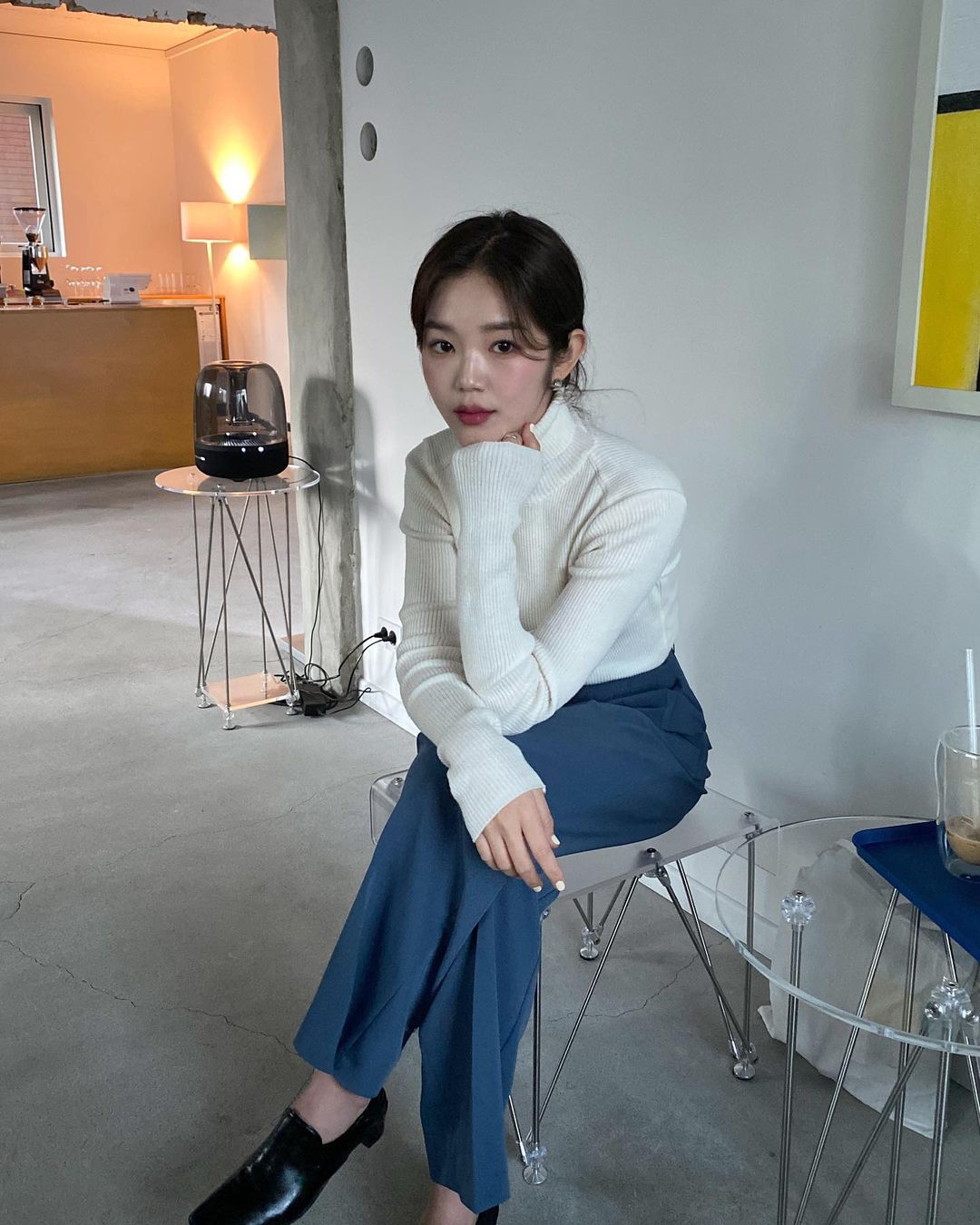 Phối đồ áo cổ lọ với quần jean