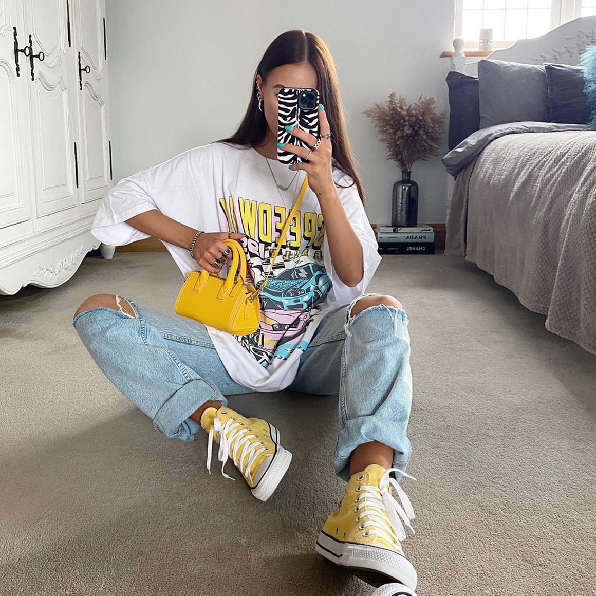 Phối đồ với giày converse cổ cao và chân váy dài