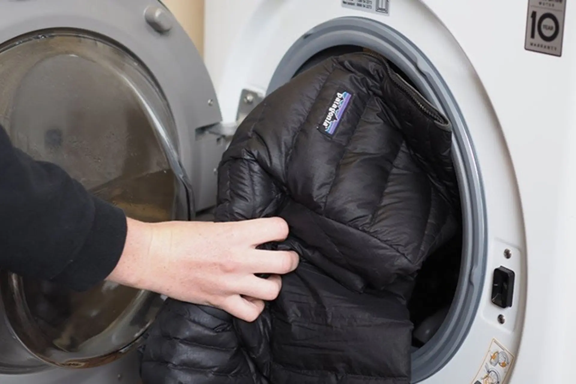 Áo phao giặt máy được không? 9 bước giặt không vón cục 6 áo phao giặt máy được không