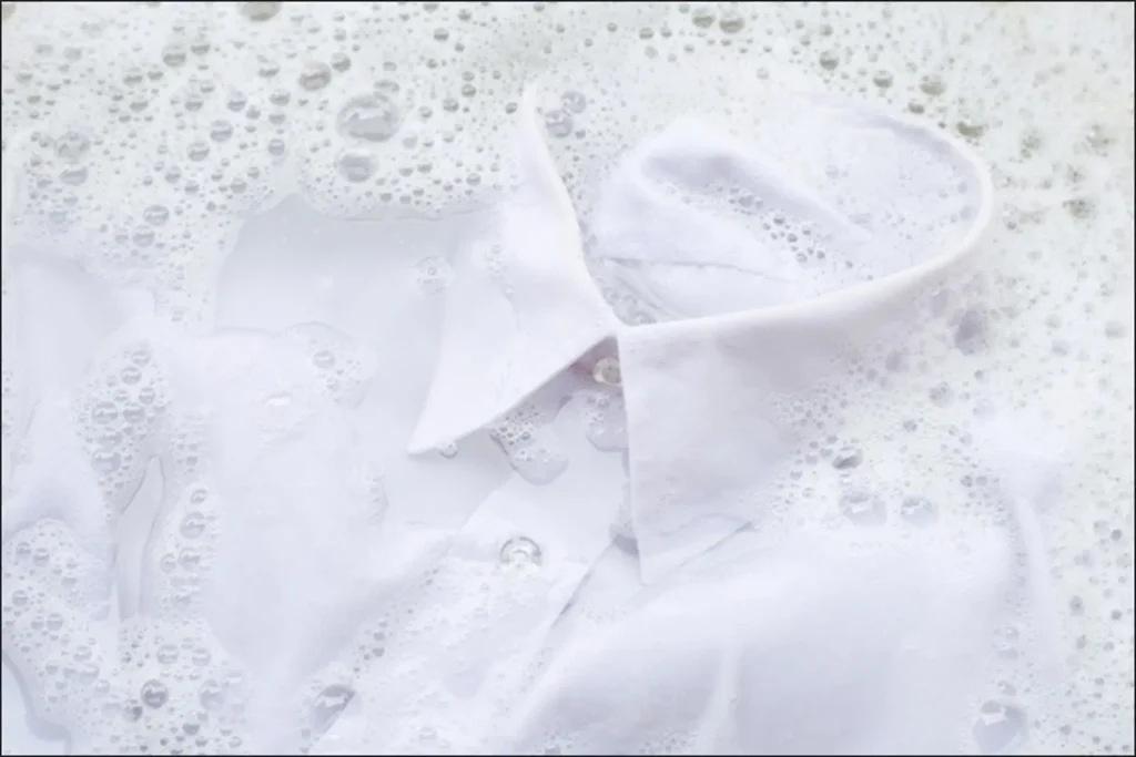 2024 4 18 638490567141110521 goi y 15 cach tay trang quan ao tro nen trang sang nhu moi