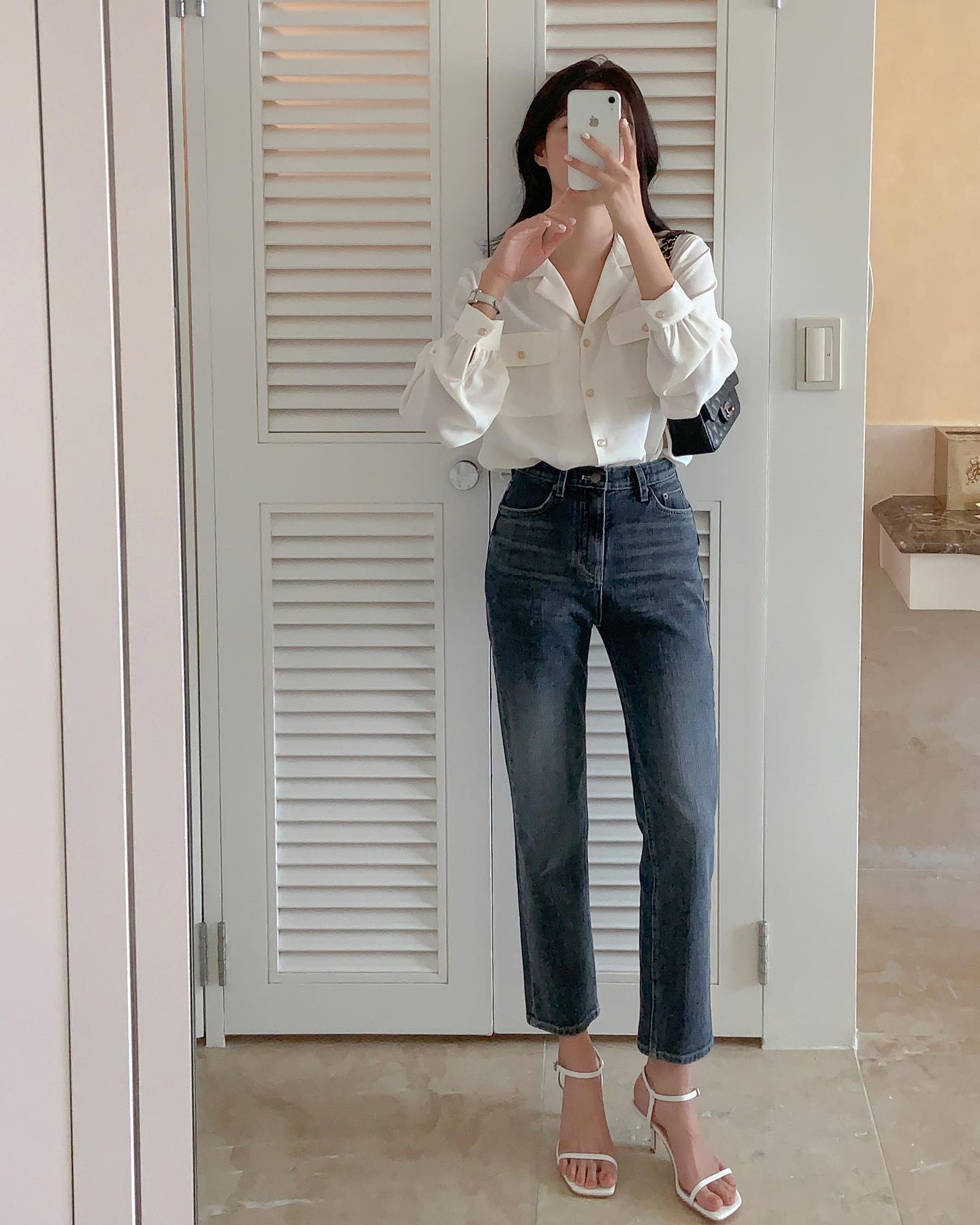 phối đồ với áo sơ mi trắng và chân váy